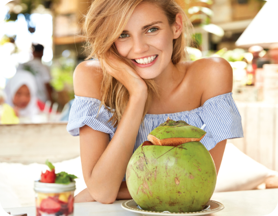 co-gai-ngoi-uong-nuoc-dua